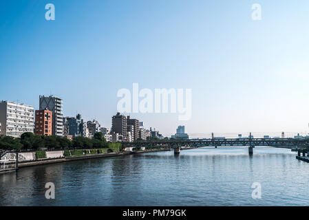 TOKYO, Japan - 22. Juni 2018: Tokyo Eisenbahnbrücke und blauer Himmel. Stockfoto