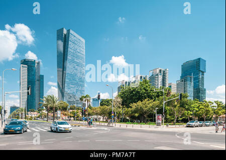 - 08.September 2018: sarona Sarona Gärten - Azrieli Tower von Moshe Tzur im Hintergrund konzipiert Stockfoto