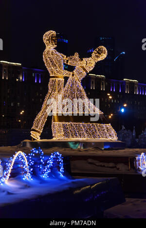 Moskau, Russland - Januar 29, 2018: Riesige leuchtende tanzen Skulpturen im Park des Sieges auf Poklonnaya Hügel. Weihnachten und Neujahr Beleuchtungen Dekoration Stockfoto