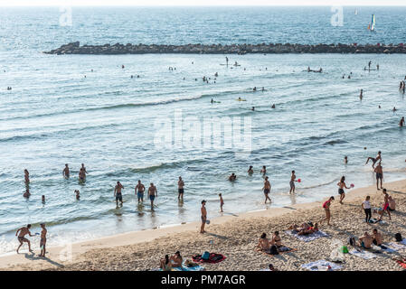 Israel, Tel Aviv - 10. September 2018: beachgoers von oben gesehen Stockfoto