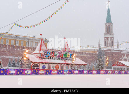 Moskau, Russland - Januar 30, 2018: die Eisbahn auf dem Roten Platz in Schneefall im Winter Stockfoto