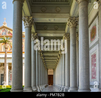 Kolonnade im Innenhof der Basilika St. Paul vor den Mauern in Rom Stockfoto