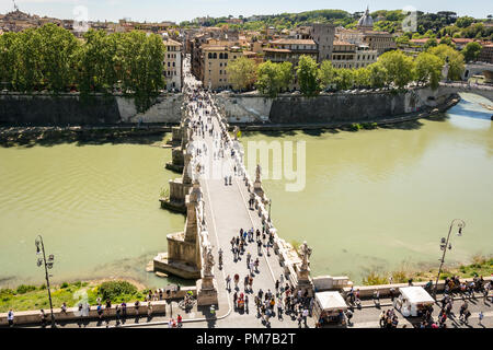 Rom, Italien, 17. April 2017: Menschen zu Fuß auf der Sant'Angelo Brücke auf dem Tiber in Rom. Die Brücke wurde von Kaiser Hadrian in 134 t gebaut Stockfoto