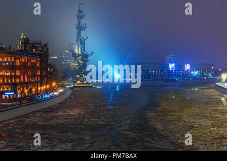 Moskau, Russland - Januar 30, 2018: Blick auf Prechistenskaya Naberezhnaya und Peter der Große Statue aus Patriarshy Bridge bei Nacht im Winter Stockfoto