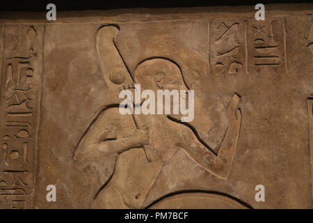 Sturz. Kartuschen von Siamun flankiert auf beiden Seiten von der anbetende Figuren von Ankhefenmut. 21. Dynastie. 978-959 v. Chr., Stockfoto