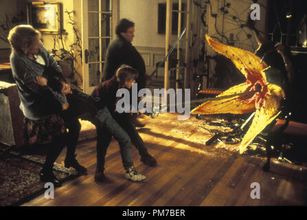 Film noch von "jumanji", Bonnie Hunt, Bradley Pierce, Robin Williams, Kirsten Dunst © 1995 TriStar Bilder Foto: Rob McEwan Datei Referenz # 31043286 THA nur für redaktionelle Verwendung - Alle Rechte vorbehalten Stockfoto