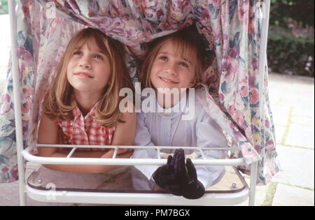 Szenenfoto aus "Es dauert zwei "Mary-Kate Olsen, Ashley Olsen © 1995 Warner Brothers Photo Credit: Gail Harvey Datei Referenz # 31043313 THA nur für redaktionelle Verwendung - Alle Rechte vorbehalten Stockfoto