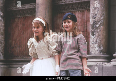 Szenenfoto aus "Es dauert zwei "Mary-Kate Olsen, Ashley Olsen © 1995 Warner Brothers Foto: Eric Liebowitz Datei Referenz # 31043314 THA nur für redaktionelle Verwendung - Alle Rechte vorbehalten Stockfoto