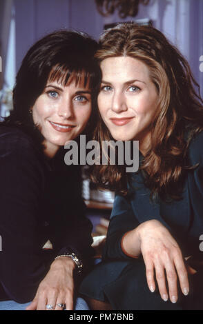 Szenenfoto aus "Freunde" Courtney Cox, Jennifer Aniston 1995 Datei Referenz # 31043370 THA nur für redaktionelle Verwendung - Alle Rechte vorbehalten Stockfoto