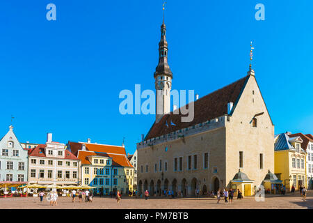 Rathausplatz Tallinn, Blick im Sommer auf das malerische Rathaus und den Hauptplatz in der mittelalterlichen Altstadt von Tallinn, Estland. Stockfoto