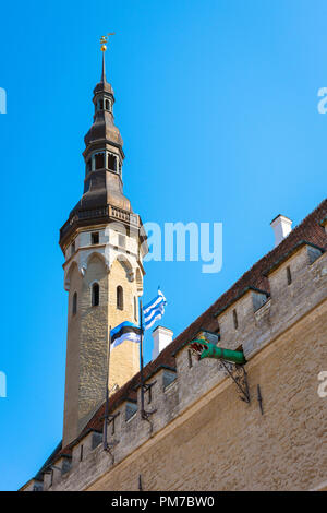 Tallinn Rathausturm, der Blick auf den 64 m hohen Turm, der aus dem Rathaus auf dem Hauptplatz in der mittelalterlichen Altstadt von Tallinn, Estland. Stockfoto