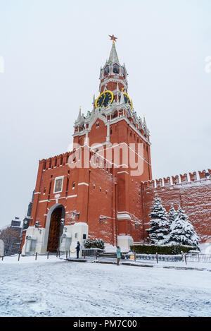 Moskau, Russland - Januar 31, 2018: Blick auf Spasskaja Turm im Winter Stockfoto