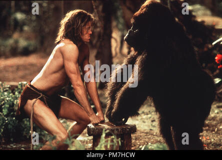 Szenenfoto aus "George of the Jungle" Brendan Fraser © 1997 Buena Vista Photo Credit: Marsha Blackburn Datei Referenz # 31013312 THA nur für redaktionelle Verwendung - Alle Rechte vorbehalten Stockfoto