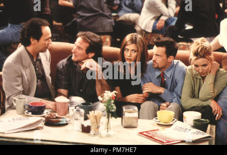 Szenenfoto aus "Freunde" Episode: Das mit dem Ultimate Fighting Champion Billy Crystal, Robin Williams, Jennifer Aniston, Matthew Perry, Lisa Kudrow © 1997 Warner Datei Referenz # 31013329 THA nur für redaktionelle Verwendung - Alle Rechte vorbehalten Stockfoto