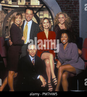 Szenenfoto aus "Ally McBeal" Courtney Thorne-Smith, Gil Bellows, Greg Germann, Jane Krakowski, Calista Flockhart, Lisa Nicole Carson 1997 Photo Credit: Greg Gorman Datei Referenz # 31013463 THA nur für redaktionelle Verwendung - Alle Rechte vorbehalten Stockfoto