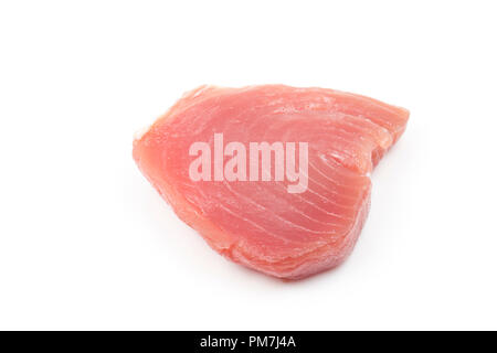 Eine raw-line-gefangen Gelbflossenthun, Thunnus albacares, Steak vom Supermarkt in Großbritannien gekauft und fotografiert auf einem weißen Hintergrund. Dorset England Stockfoto