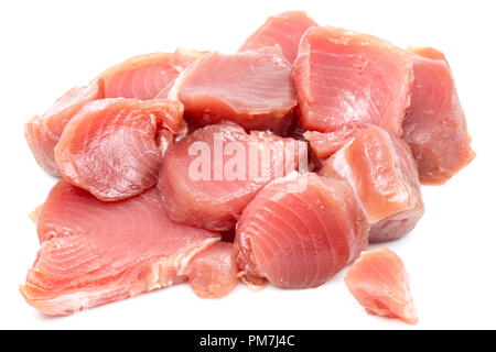 Raw-gefangen Gelbflossenthun, Thunnus albacares, steaks von einem Supermarkt in Großbritannien gekauft und fotografiert auf einem weißen Hintergrund. Dorset England U Stockfoto