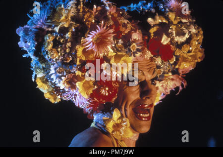 Szenenfoto aus "Die Abenteuer von Priscilla, Königin der Wüste' Hugo Weaving © 1994 Gramercy Pictures Photo Credit: Elise Lockwood Datei Referenz # 31129113 THA nur für redaktionelle Verwendung - Alle Rechte vorbehalten Stockfoto