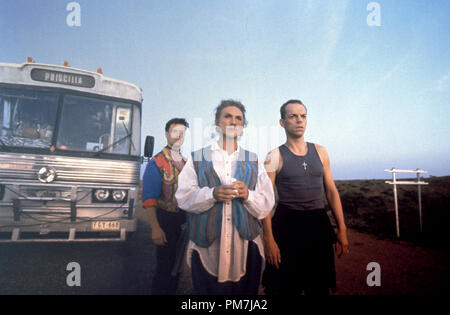 Szenenfoto aus "Die Abenteuer von Priscilla, Königin der Wüste' Guy Pearce, Terence Stamp, Hugo Weaving © 1994 Gramercy Pictures Photo Credit: Elise Lockwood Datei Referenz # 31129114 THA nur für redaktionelle Verwendung - Alle Rechte vorbehalten Stockfoto