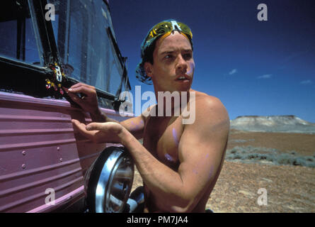 Szenenfoto aus "Die Abenteuer von Priscilla, Königin der Wüste' Guy Pearce © 1994 Gramercy Pictures Photo Credit: Elise Lockwood Datei Referenz # 31129115 THA nur für redaktionelle Verwendung - Alle Rechte vorbehalten Stockfoto