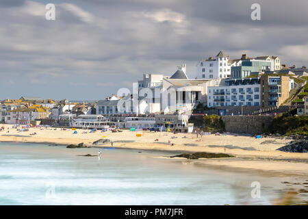 Die Tate St Ives Kunst Galerie mit Blick auf Porthmeor Beach in Cornwall. Stockfoto