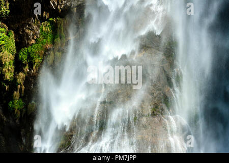 Wasser fallen, abstrakte Natur Hintergrund. Wasserfall im Himalaya Stockfoto