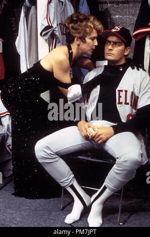 Film noch von 'Major League II "Margaret Whitton, Charlie Sheen © 1994 Morgan Creek Photo Credit: Van Redin Datei Referenz # 31129275 THA nur für redaktionelle Verwendung - Alle Rechte vorbehalten Stockfoto