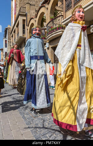 Gigantes y Cabezudos Fiesta 2018, Riesen und Big-Head Parade, in Olite, Navarra, Spanien Stockfoto