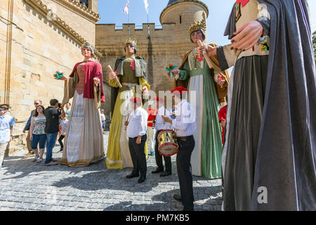 Gigantes y Cabezudos Fiesta 2018, Riesen und Big-Head Parade, in Olite, Navarra, Spanien Stockfoto