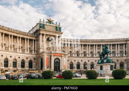 Wien, Österreich - 1 Oktober, 2017: Denkmal des Prinzen Eugen von Savoyen vor Neue Burg oder Schloss von Hofburg, Wien Stockfoto