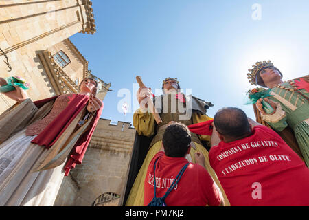 Gigantes y Cabezudos Fiesta 2018, Riesen und Big-Head Parade, in Olite, Navarra, Spanien Stockfoto