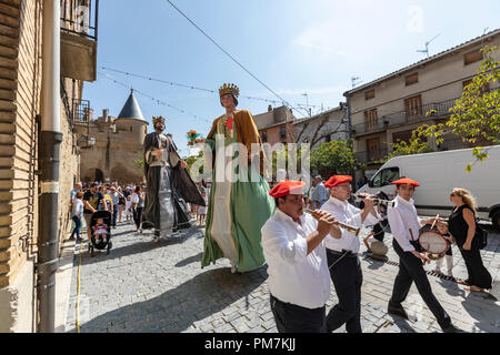 Gigantes y Cabezudos Fiesta 2018, Riesen und Big-Head Parade, in Olite, Navarra, Spanien Stockfoto