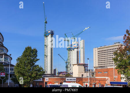 Kerne und turmdrehkrane der neue gemischte Verwendung Victoria Square Entwicklung Projekt im Bau in Woking Stadtzentrum entfernt von der Station an einem sonnigen Tag gesehen Stockfoto