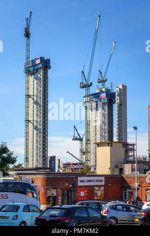 Kerne und turmdrehkrane der neue gemischte Verwendung Victoria Square Entwicklung im Bau, ein grosses Entwicklungsprojekt in Woking Stadtzentrum entfernt von der Station an einem sonnigen Tag gesehen Stockfoto