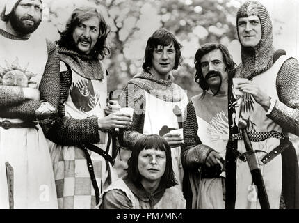 Eric Idle, Michael Palin, John Cleese, Terry Gilliam, 'Monthy Python und der Heilige Gral' 1975 Datei Referenz # 31202 421 THA Stockfoto