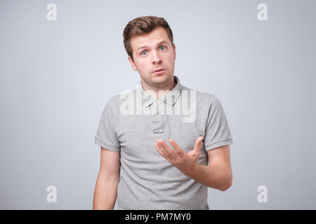 Jungen kaukasischen Mann Brustbild auf weißem studio Hintergrund isoliert. Er verteidigt seinen Standpunkt oder seine Stellungnahme Stockfoto