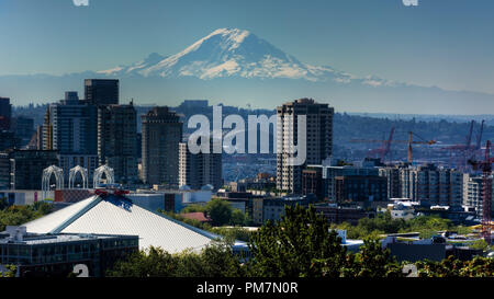 Blick auf die Innenstadt von Seattle und Mount Rainier, Washington, USA. Stockfoto