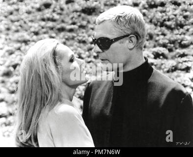 Ursula Andress und Marcello Mastroianni, "der 10 Opfer' 1965. Datei Referenz # 31202 737 THA Stockfoto