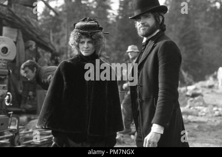 Studio Werbung Film noch von 'McCabe & Mrs Miller 'Julie Christie, Warren Beatty 1971 Warner Brothers Datei Referenz # 31202 932 THA Stockfoto