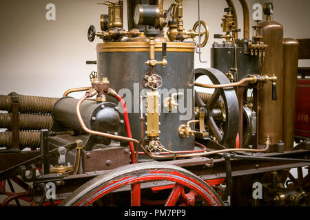 Alte Mechanismus getönten Foto. Retro Style Maschinen-, Getriebe-, Metall Zahnräder, Schrauben und Muttern. Stockfoto