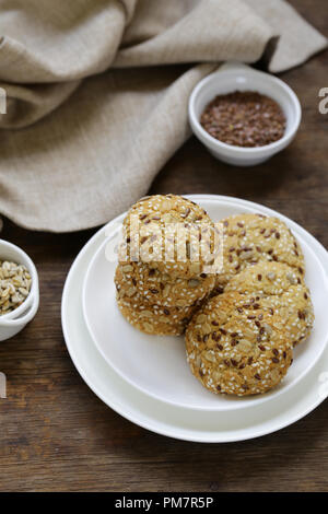 Müsli Kekse mit Saatgut von Flachs und Sonnenblumen Stockfoto