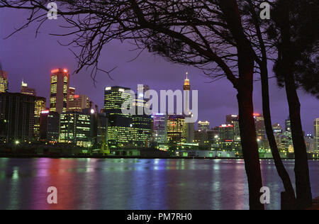 Sydney Tower, Sydney und Darling Hafen bei Dämmerung aus Illoura finden, Pfau, Balmain Osten: helles Licht und Reflexionen. Stockfoto