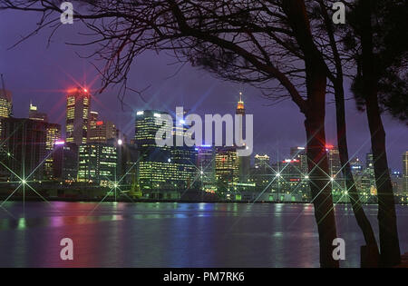 Sydney Tower, Sydney und Darling Hafen bei Dämmerung aus Illoura finden, Pfau, Balmain Osten, Sydney, NSW, Australien: helles Licht und Reflexionen mit starburst Filter Stockfoto