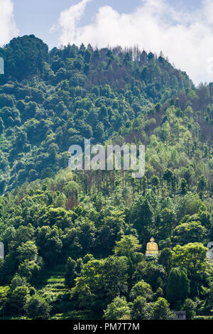 Golden Buddha Statue in Godawari, Nepal entfernt Stockfoto