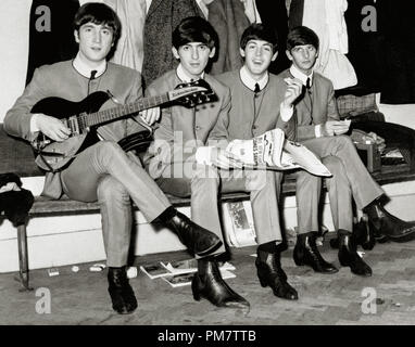 Die Beatles, John Lennon, George Harrison, Paul McCartney und Ringo Starr, auf einer Bank in grauen Anzügen, 1963 sitzen. Datei Referenz # 31386 790 Stockfoto