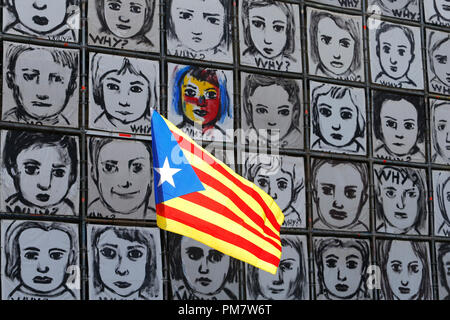 Eine Estelada, Katalanisch Nationalflagge, Wellen, die neben einer Wand Kunst von Künstler Carme Seezunge in Barcelona während ihrer Iada, eine jährliche katalanischen Nationalismus Tag Stockfoto