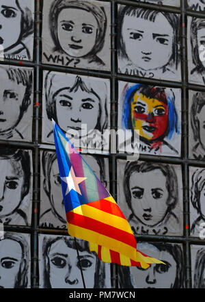 Eine Estelada, Katalanisch Nationalflagge, Wellen, die neben einer Wand Kunst von Künstler Carme Seezunge in Barcelona während ihrer Iada, eine jährliche katalanischen Nationalismus Tag Stockfoto