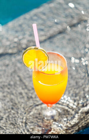 Cocktail am Rand des Pool close up Stockfoto