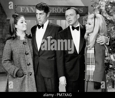 Deana Martin, Dean Martin, Frank Sinatra und Nancy Sinatra "Dean Martin Show" Folge vom 21. Dezember 1967 Datei Referenz # 31537 651 Stockfoto