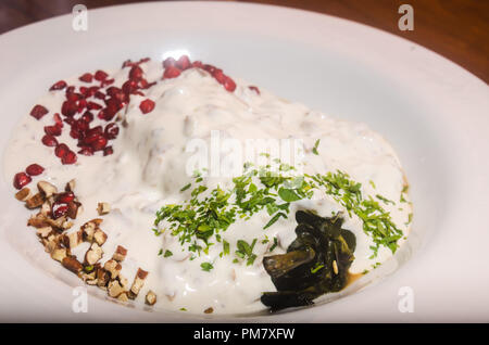 Saisonale mexikanische Gourmet Teller mit Chili mit Fleisch gefüllt und gekleidet mit einer Sauce von Muttern und Granatapfel Stockfoto